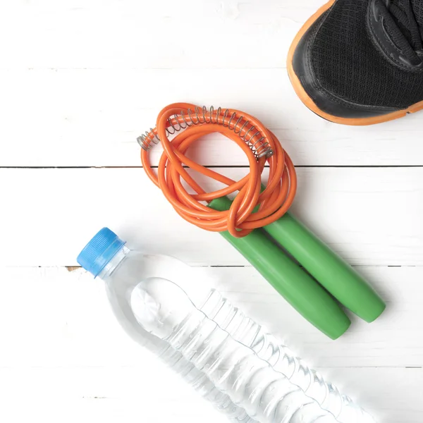 Aparatos de fitness sobre mesa de madera blanca — Foto de Stock