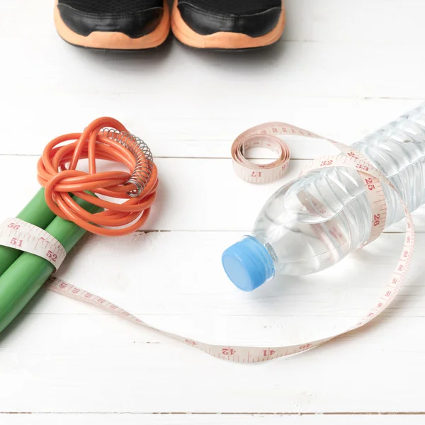 Fitnessgeräte auf weißem Holztisch — Stockfoto