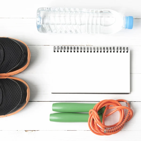 Appareils de fitness sur table en bois blanc — Photo