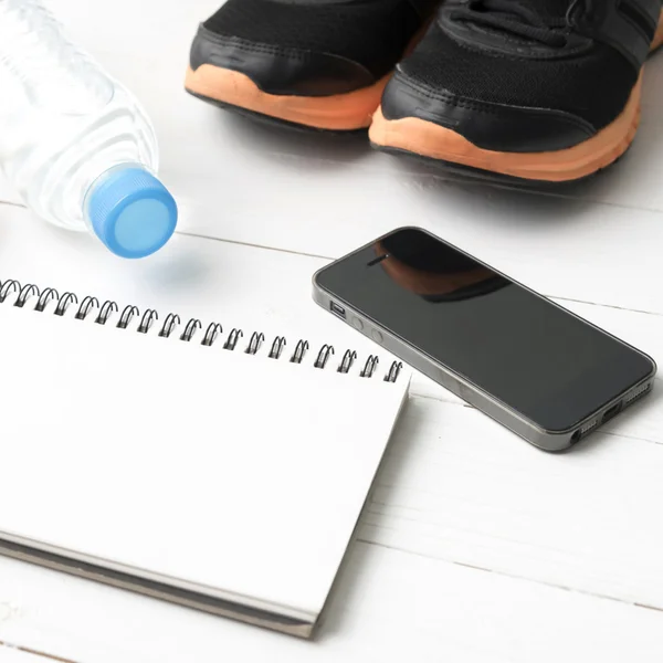 Equipamento de fitness na mesa de madeira branca — Fotografia de Stock