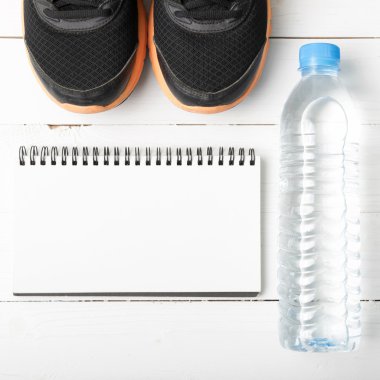 Beyaz ahşap masa üzerinde fitness ekipmanları