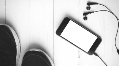 koşu ayakkabıları ve telefon siyah ve beyaz rengi stili