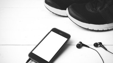 koşu ayakkabıları ve telefon siyah ve beyaz rengi stili