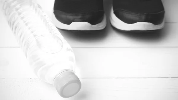 Running shoes and drinking water — Stock Photo, Image