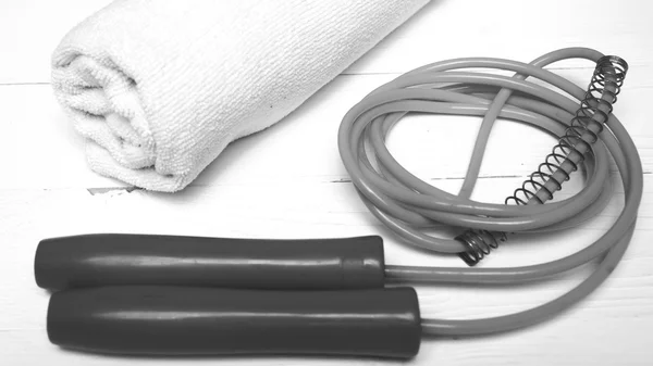 Sprzęt fitness: ręcznik, skakanie styl czarno-biały kolor liny — Zdjęcie stockowe