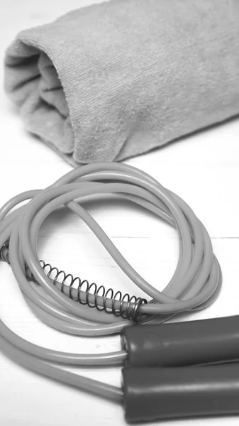 Fitness vybavení: ručník, skákání lano černé a bílé barvy styl — Stock fotografie