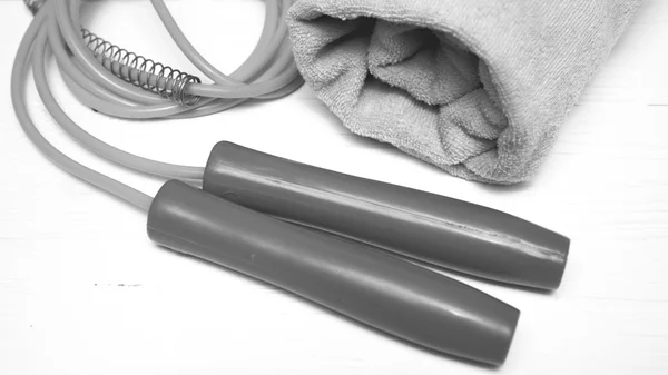 Fitnessgeräte: Handtuch, Springseil schwarz-weiß — Stockfoto