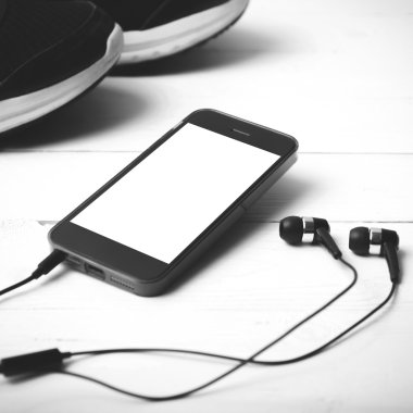 koşu ayakkabıları ve telefon siyah ve beyaz rengi stili
