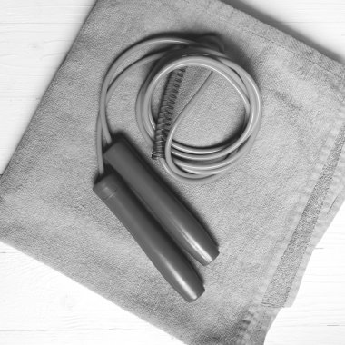 Fitness Ekipmanları: havlu, atlama ipi siyah ve beyaz renk stili