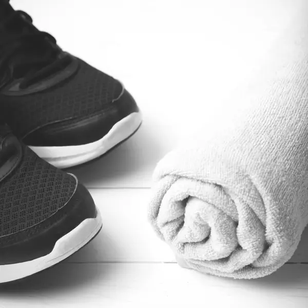 Zapatillas y toalla estilo de color blanco y negro — Foto de Stock