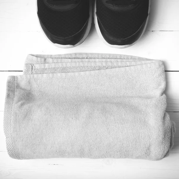 Zapatillas y toalla estilo de color blanco y negro — Foto de Stock