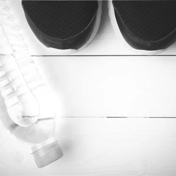 Zapatillas de correr y agua potable — Foto de Stock