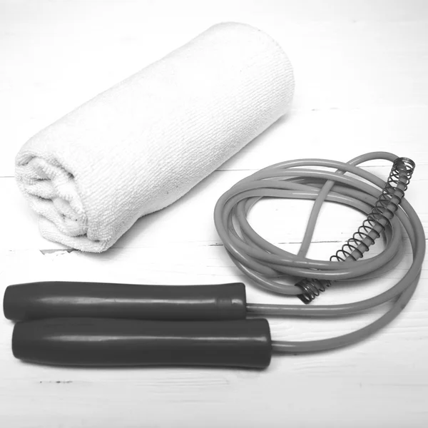 Equipo de fitness: toalla, saltar la cuerda en blanco y negro estilo de color —  Fotos de Stock