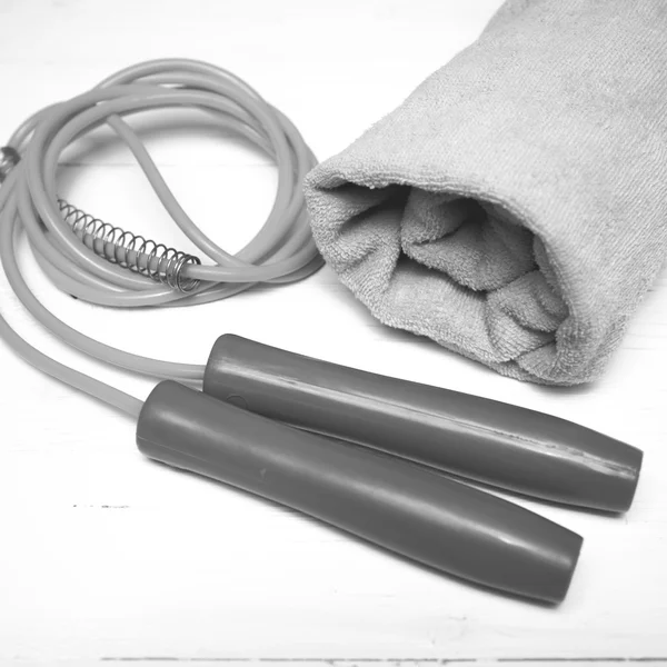 Fitness vybavení: ručník, skákání lano černé a bílé barvy styl — Stock fotografie