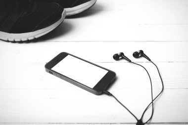 koşu ayakkabıları ve telefon siyah ve beyaz rengi stili