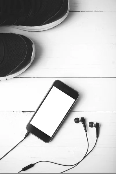 Laufschuhe und Telefon Schwarz-Weiß-Farbstil — Stockfoto