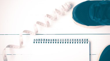 Ayakkabı defter ile çalışan ve teyp vintage tarzı ölçme