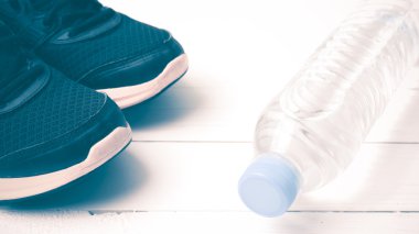 koşu ayakkabıları ve içme suyu vintage tarzı