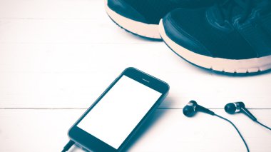 koşu ayakkabıları ve telefon vintage tarzı