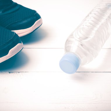 koşu ayakkabıları ve içme suyu vintage tarzı