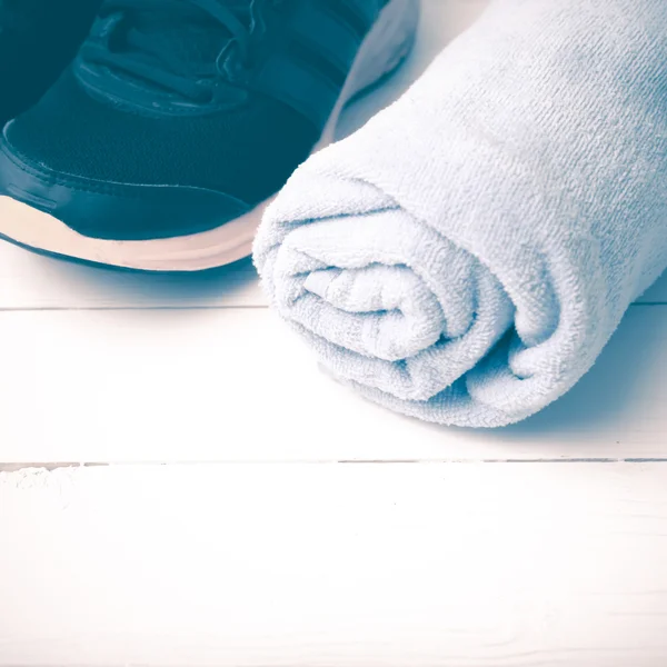 Zapatillas de running y toalla estilo vintage — Foto de Stock