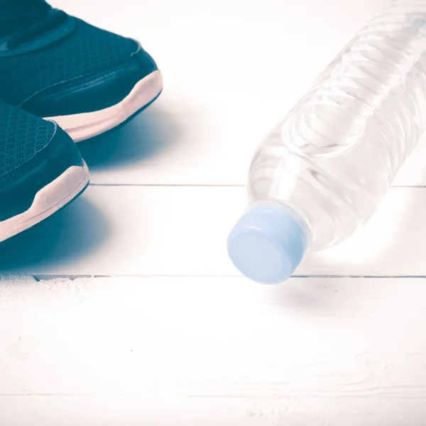 Παπούτσια για τρέξιμο και το στυλ vintage πόσιμο νερό — Φωτογραφία Αρχείου