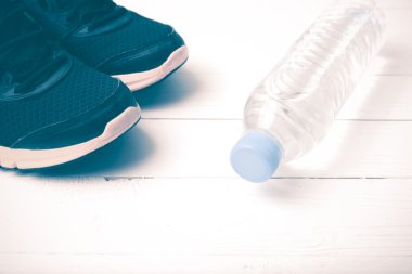 koşu ayakkabıları ve içme suyu vintage tarzı