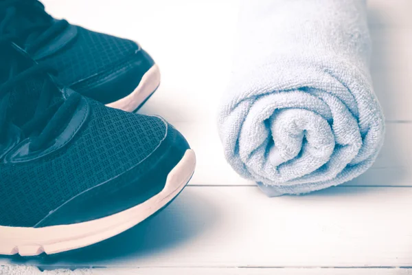 Παπούτσια για τρέξιμο και το στυλ vintage πετσέτα — Φωτογραφία Αρχείου