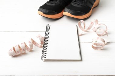 Ayakkabı defter ile çalışan ve teyp ölçme