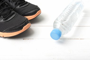 koşu ayakkabıları ve içme suyu