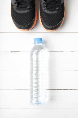 koşu ayakkabıları ve içme suyu