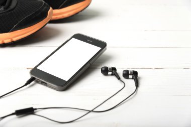 Koşu ayakkabıları ve telefon