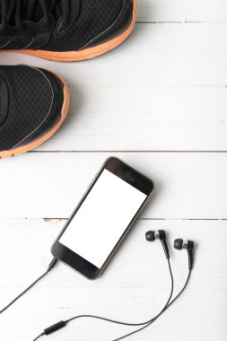 Koşu ayakkabıları ve telefon