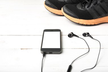 Koşu ayakkabıları ve telefon