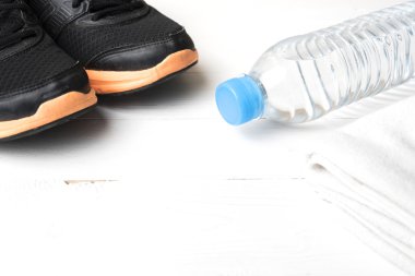 Beyaz ahşap masa üzerinde fitness ekipmanları