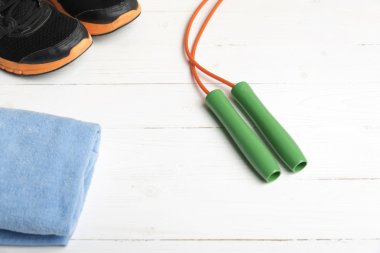 Beyaz ahşap masa üzerinde fitness ekipmanları