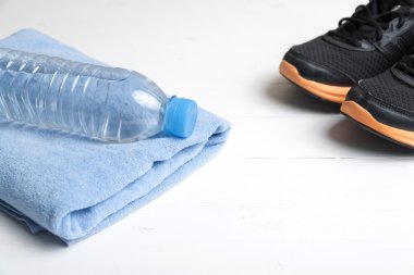 Beyaz ahşap masa üzerinde fitness ekipmanları