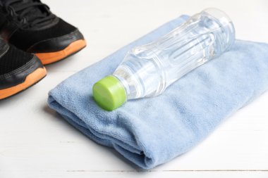 Beyaz ahşap masa üzerinde fitness ekipmanları