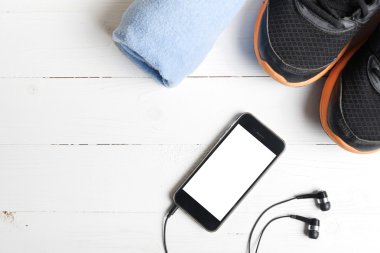 Beyaz ahşap masa üzerinde fitness ekipmanları