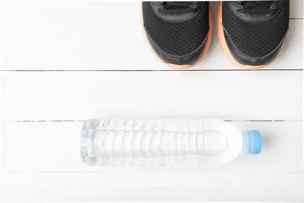 Koşu ayakkabıları ve içme suyu — Stok fotoğraf