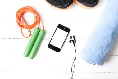 Beyaz ahşap masa üzerinde fitness ekipmanları