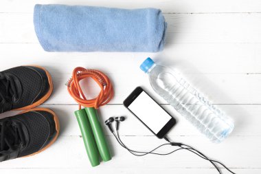 Beyaz ahşap masa üzerinde fitness ekipmanları