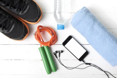 Beyaz ahşap masa üzerinde fitness ekipmanları