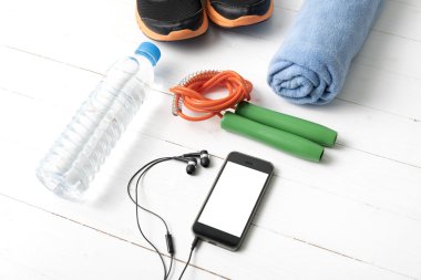 Beyaz ahşap masa üzerinde fitness ekipmanları