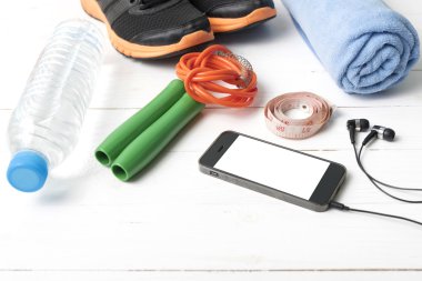 Beyaz ahşap masa üzerinde fitness ekipmanları