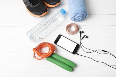 Beyaz ahşap masa üzerinde fitness ekipmanları