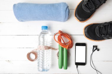 Beyaz ahşap masa üzerinde fitness ekipmanları