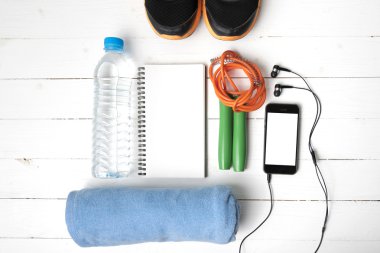 ahşap masa ile üzerinde fitness ekipmanları