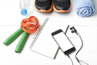 ahşap masa ile üzerinde fitness ekipmanları