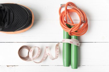 ahşap masa ile üzerinde fitness ekipmanları